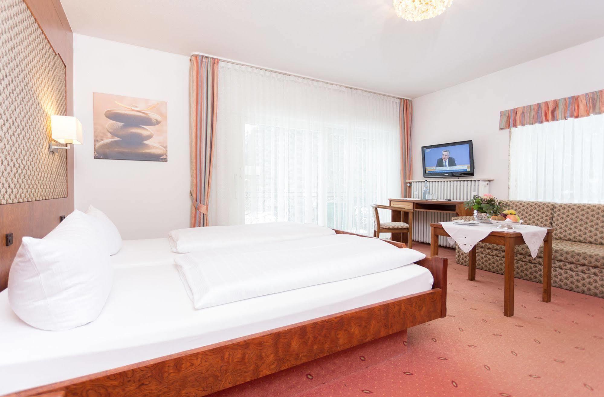 Hotel Pfaelzer Wald Бад-Бергцаберн Экстерьер фото